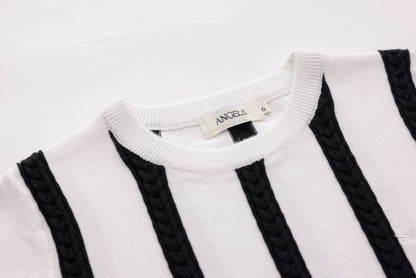 Small-Cable Knit - Black & White